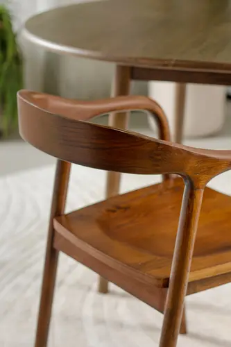 כיסא ירדן בראון עץ מלא