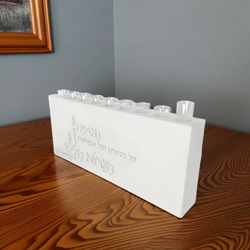 חנוכיה בטון לבן