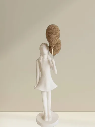 נינה והחלומות המרחפים פסל אבן וולקנית