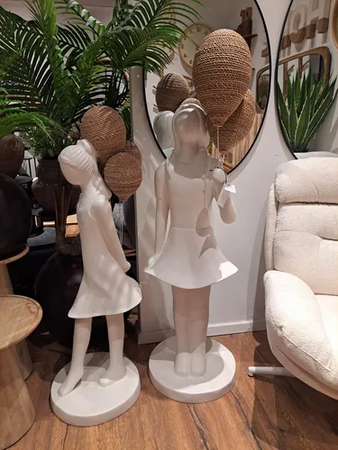 נינה והחלומות המרחפים פסל אבן וולקנית