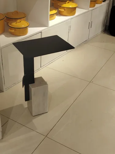 שולחן צד נשכן אבן פיסולי דגם מונוליט חובק ספה שיש  לבן או טרוורטין לבחירה