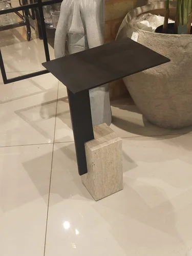 שולחן צד נשכן אבן פיסולי דגם מונוליט חובק ספה שיש  לבן או טרוורטין לבחירה
